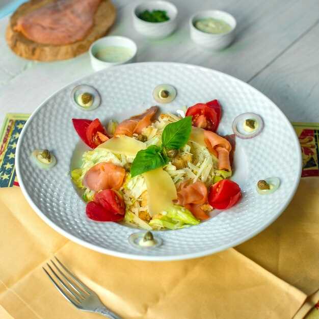 Морковный салат с яблоками и изюмом