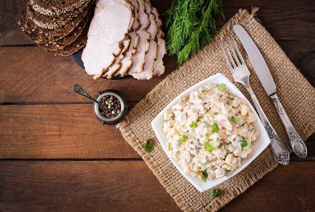Салат с копченой колбасой и маринованными овощами