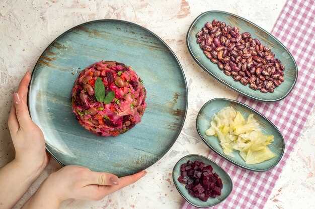 Оригинальный салат с фасолью, ветчиной и ананасами