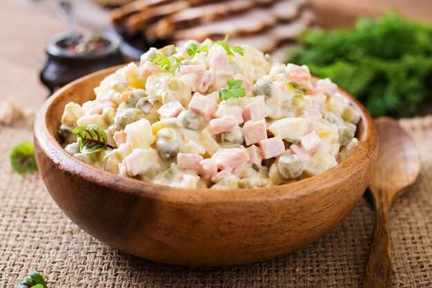 Легкий салат с йогуртовой заправкой и свежими овощами