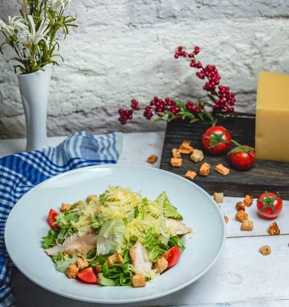 Простой салат с тертой морковью, сыром и яйцами