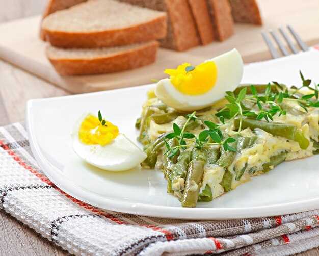 Салат с яйцами, огурцами, авокадо и орехами