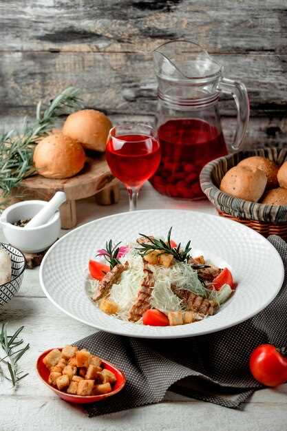 Кремовый салат с куриным филе, печеными грибами и карамелизированным ананасом