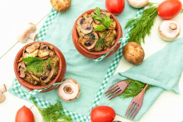 Легкий салат с куриным мясом, свежими грибами и сочным ананасом