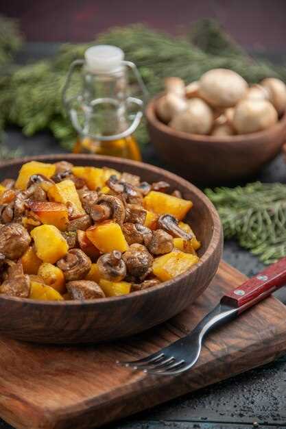 Пряный салат с копченой курицей, лесными грибами и ананасовой заправкой