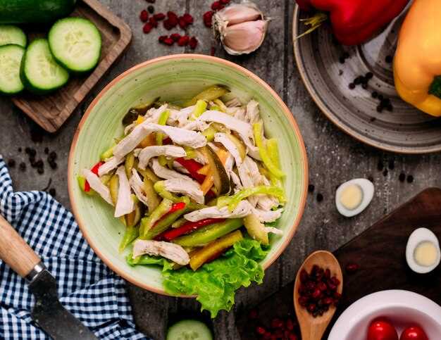 Мексиканский салат с кукурузой и острым соусом