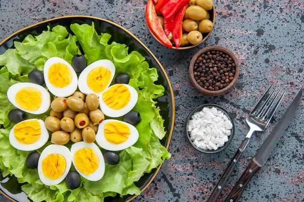 Салат с морепродуктами, авокадо и перепелиными яйцами