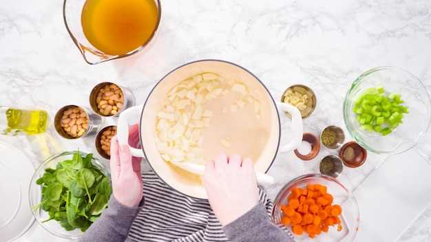 Добавление овощей и специй: когда и как вводить продукты в суп