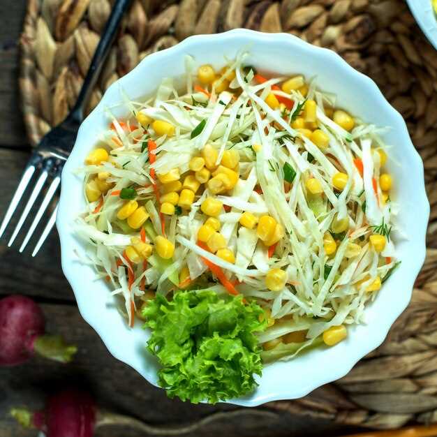 Теплый салат с курицей и грибами