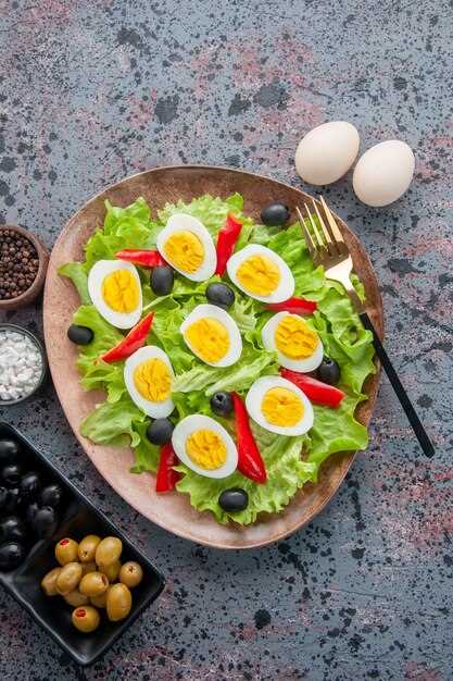 Пикантный салат с яйцом и красным луком